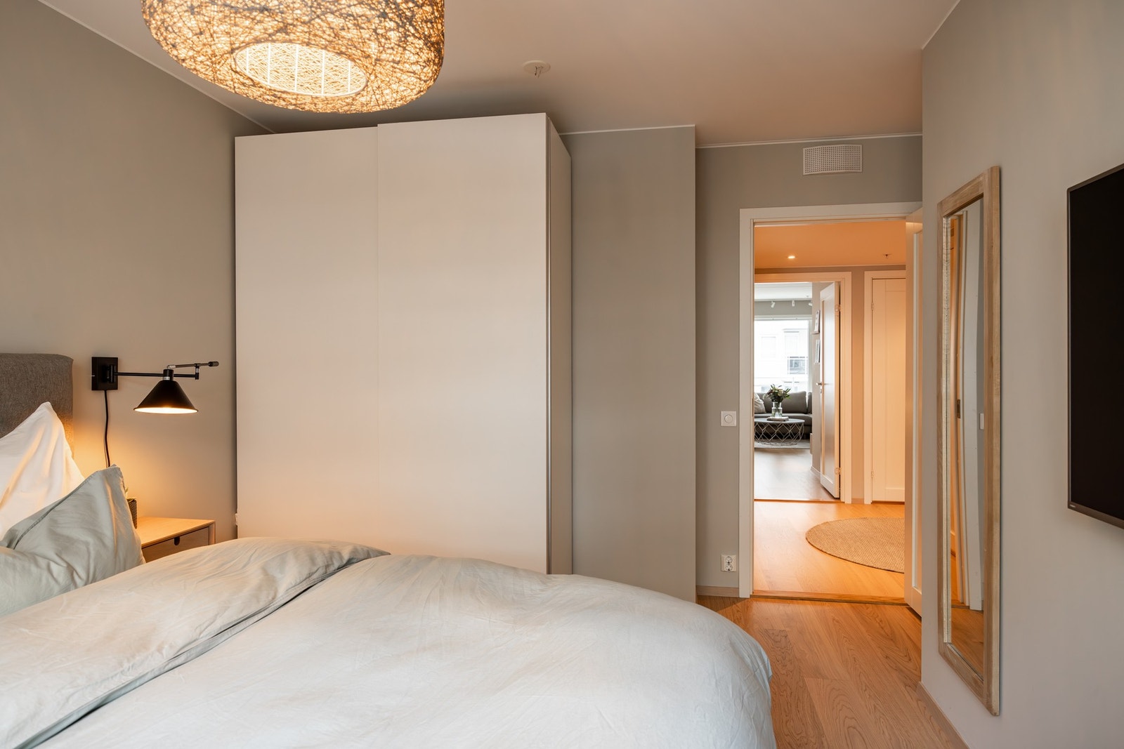 Godt med oppbevaringsplass i medfølgende garderobeskap. Galleribilde