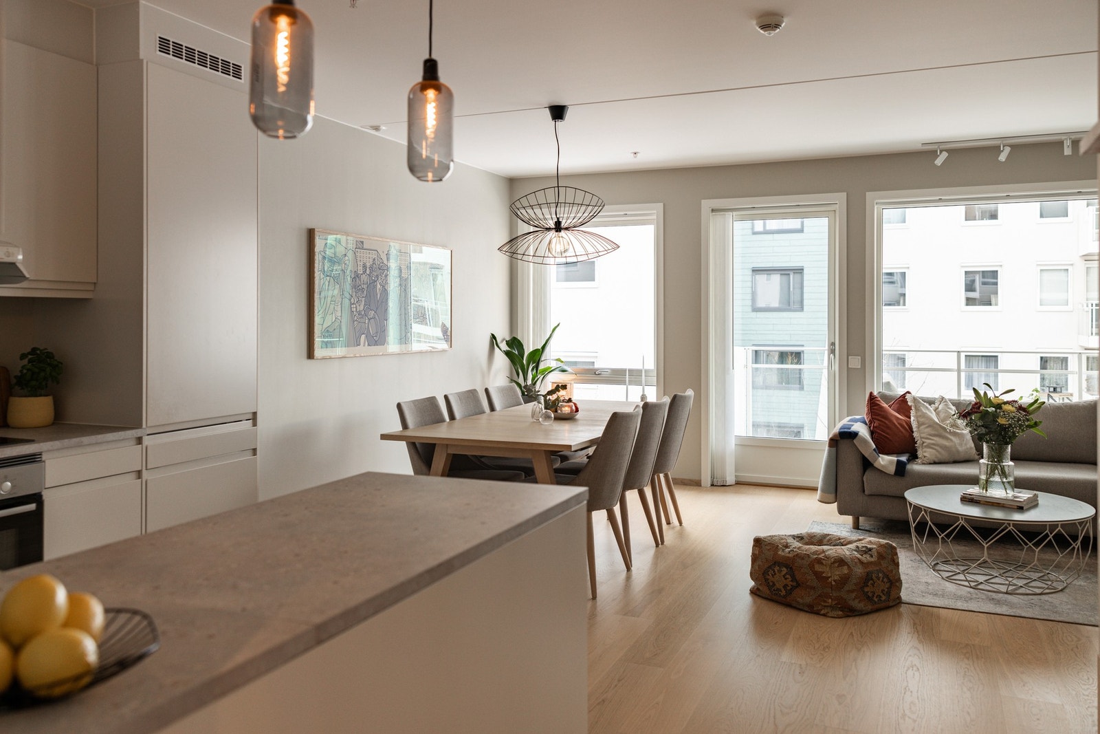 Lys og luftig stue med store vindusflater mot vest. Galleribilde