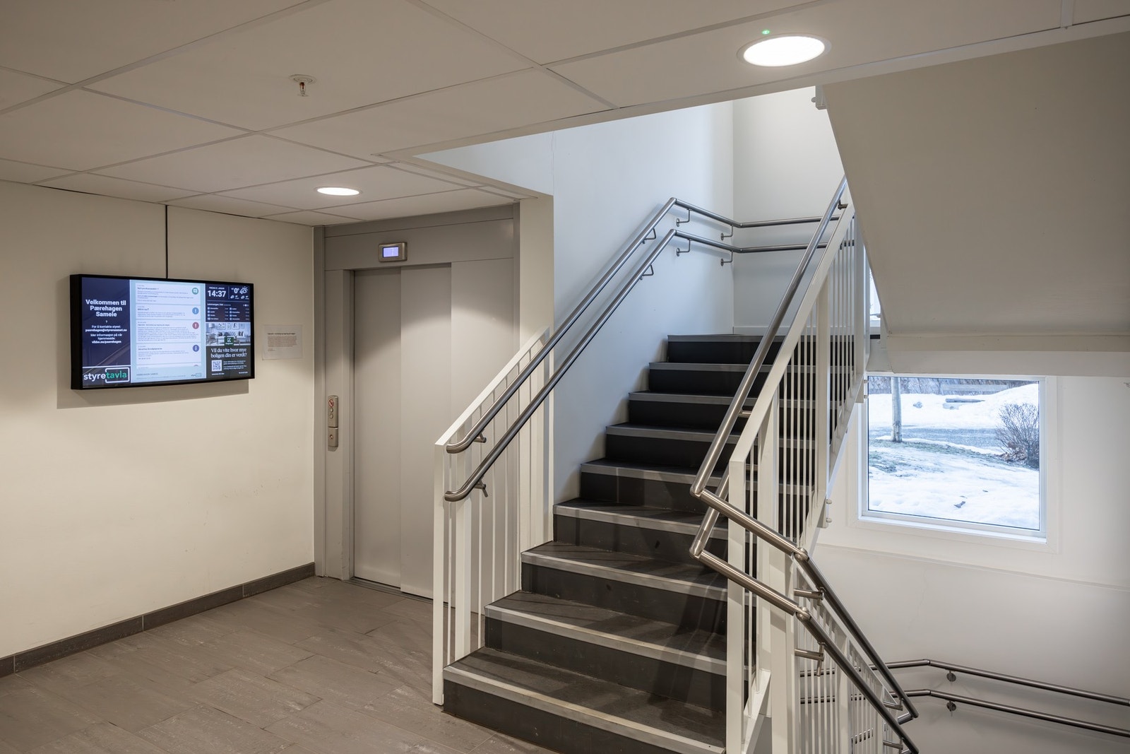 Boligen ligger i 3. etasje. Heisadkomst fra inngang og garasjekjeller. Galleribilde