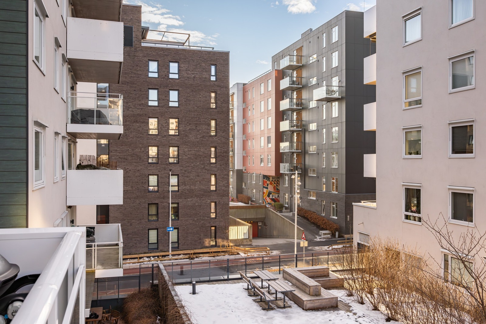 Leiligheten ligger sentralt, men tilbaketrukket fra Lørenveien. Galleribilde