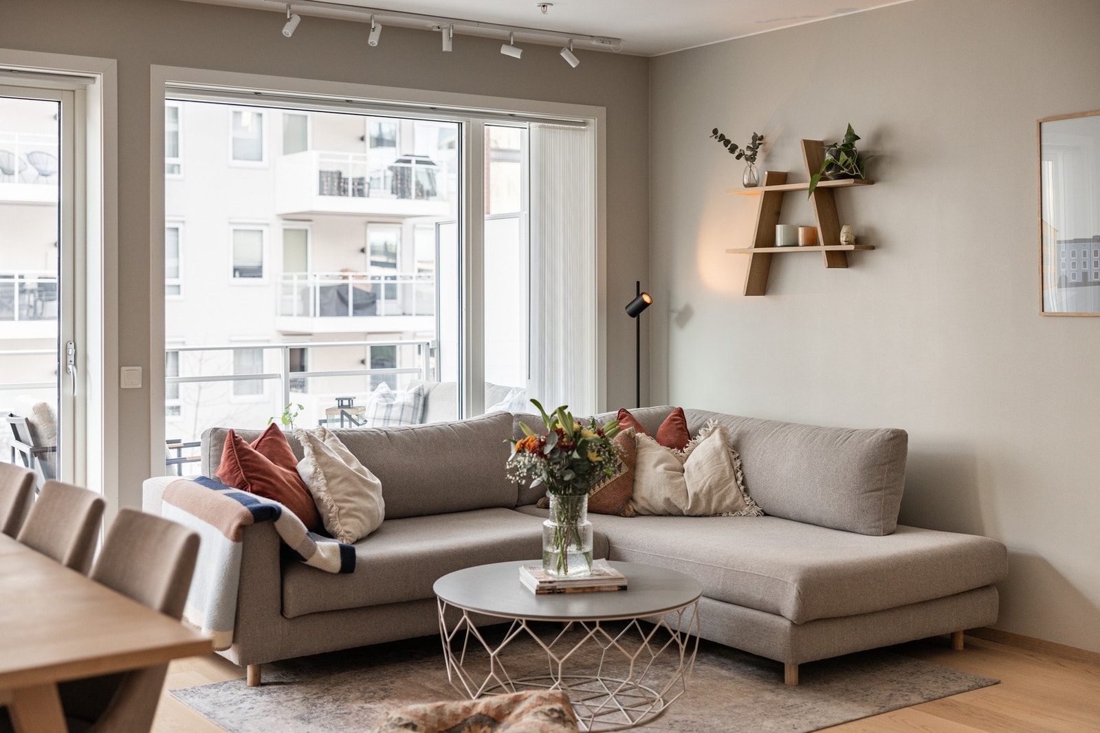 Her er det god plass til stor sofagruppe. Stuen har flere møbleringsmuligheter. Galleribilde