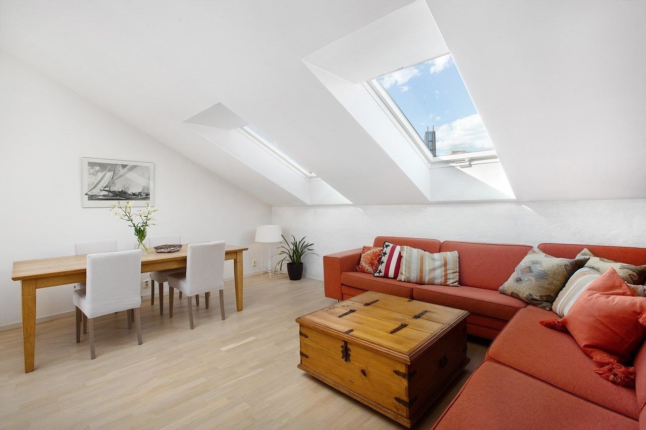 Stuen har store vinduer som slipper inn rikelig med naturlig lys. Galleribilde