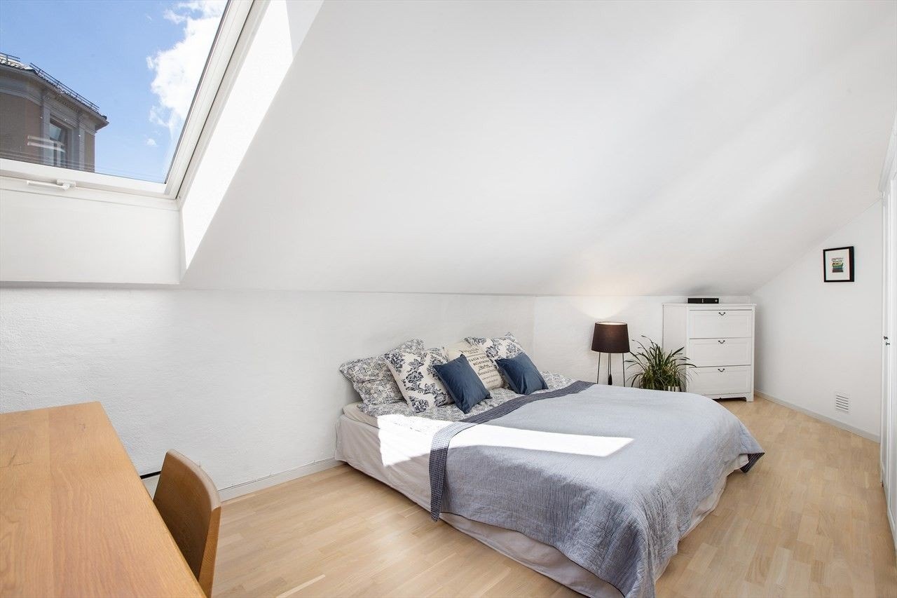 Stort vindu som slipper inn godt med naturlig lys i soverom 1. Galleribilde