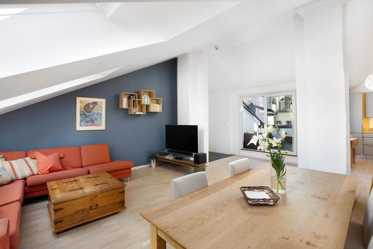 Romslig stue med plass for sittegruppe og spisebord. Galleribilde