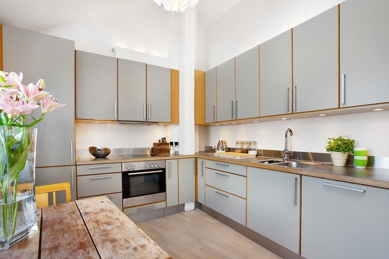 Kjøkkenet har godt med skapplass. Galleribilde