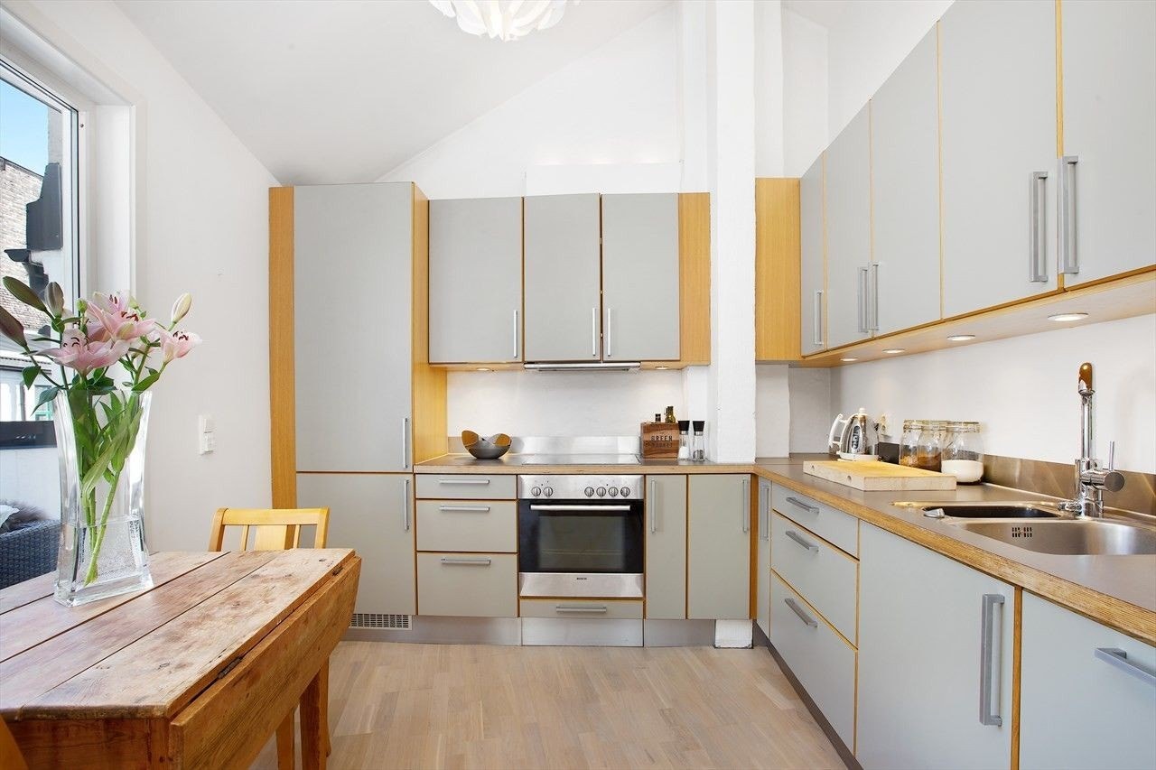 Kjøkkenet har integrerte hvitevarer. Galleribilde