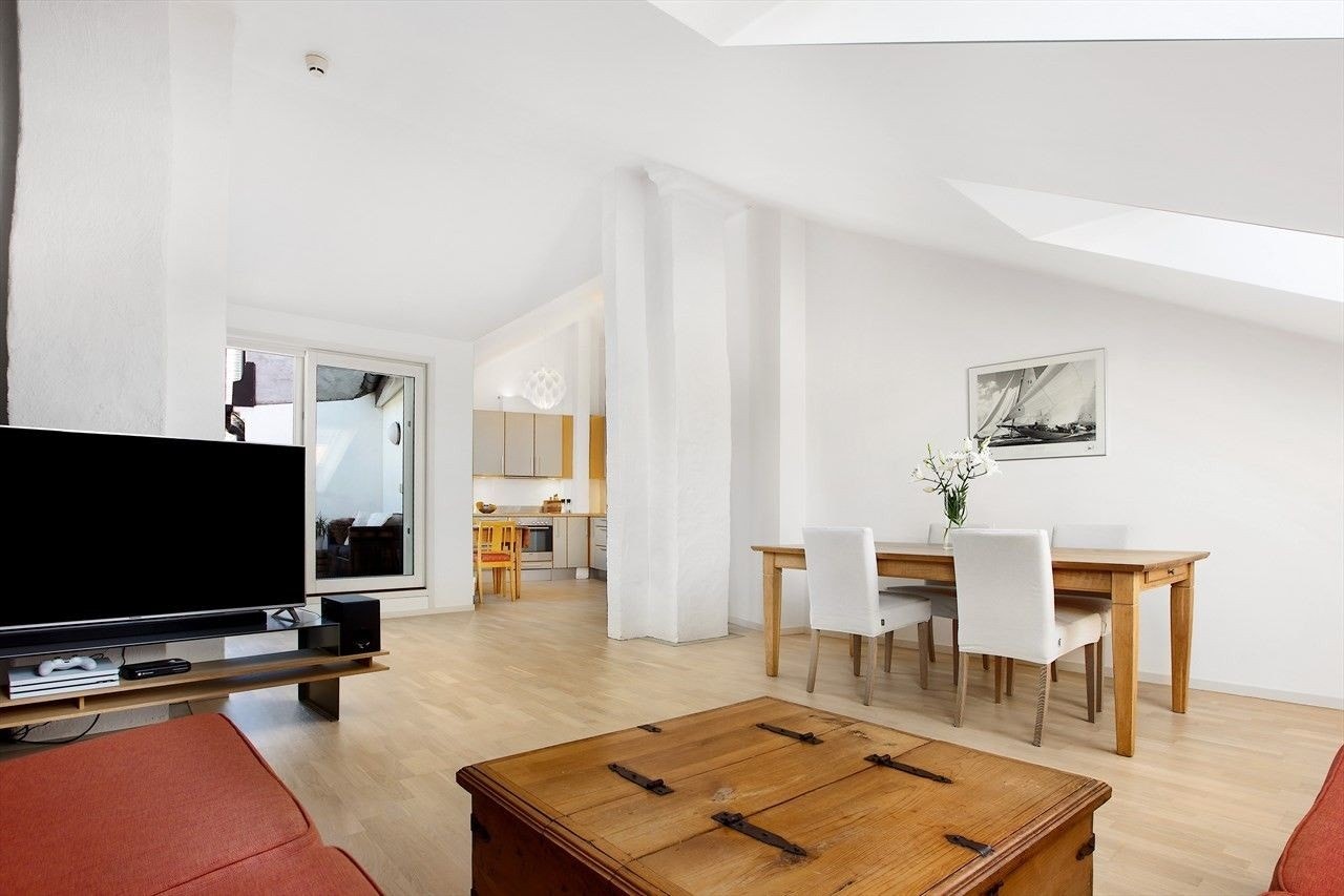 Fra stuen er det utgang til koselig balkong. Galleribilde