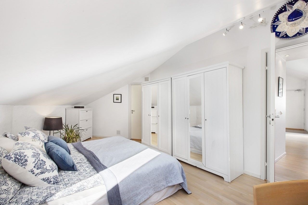 Soverom 1 har plass for dobbeltseng og det finnes godt med oppbevaringsplass i garderobeskap. Galleribilde