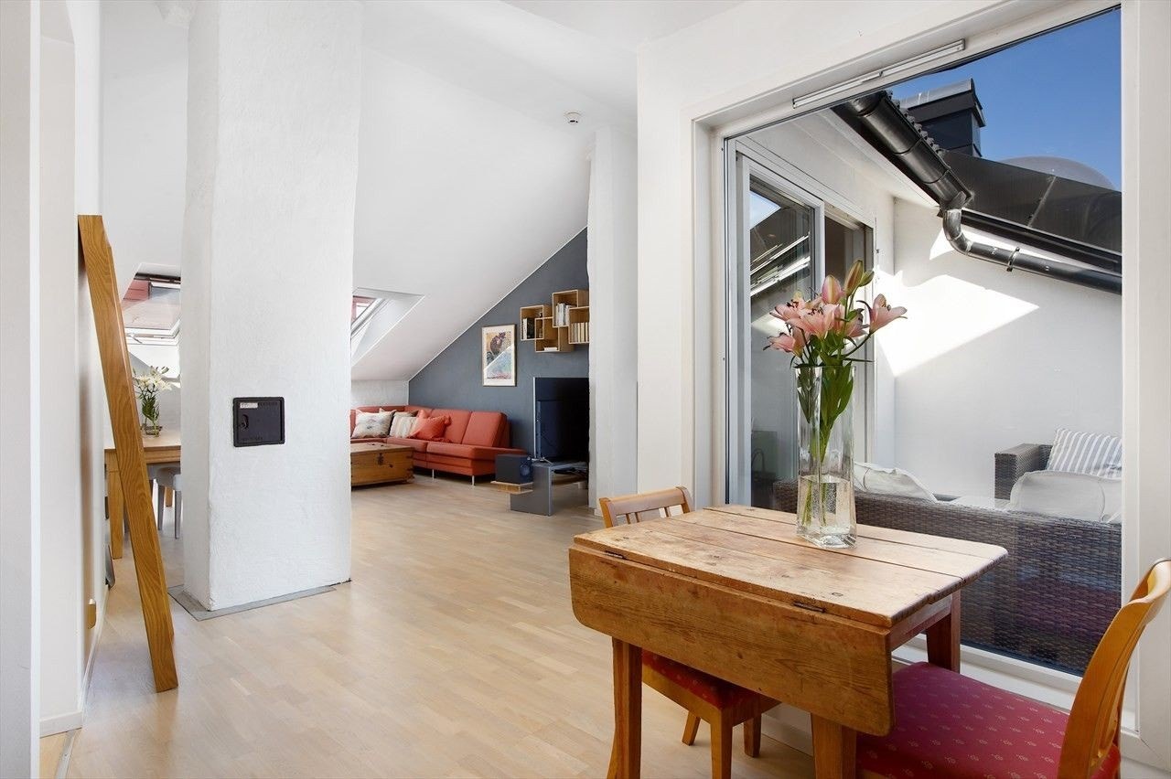 Plass for mindre spisebord i kjøkkendelen. Galleribilde