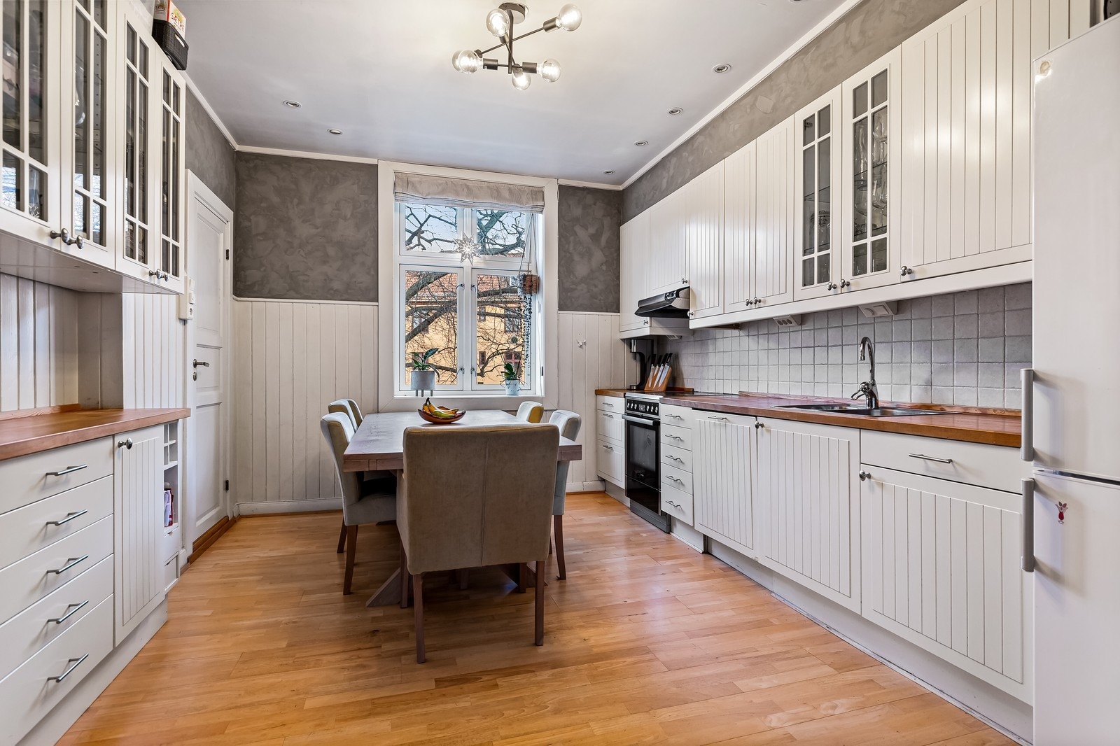 Stort kjøkken med god skap- og benkplass - Bod med vaskemaskin og lagringsplass til venstre v/vindu Galleribilde