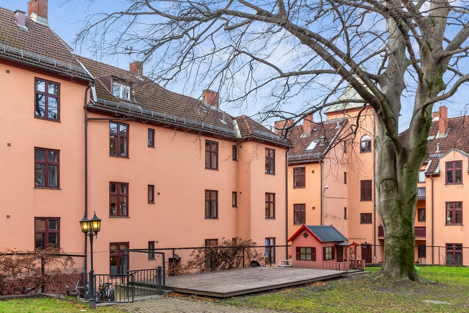 Stor og hyggelig bakgård med flere sittegruppe, grillplasser og sykkelparkering Galleribilde