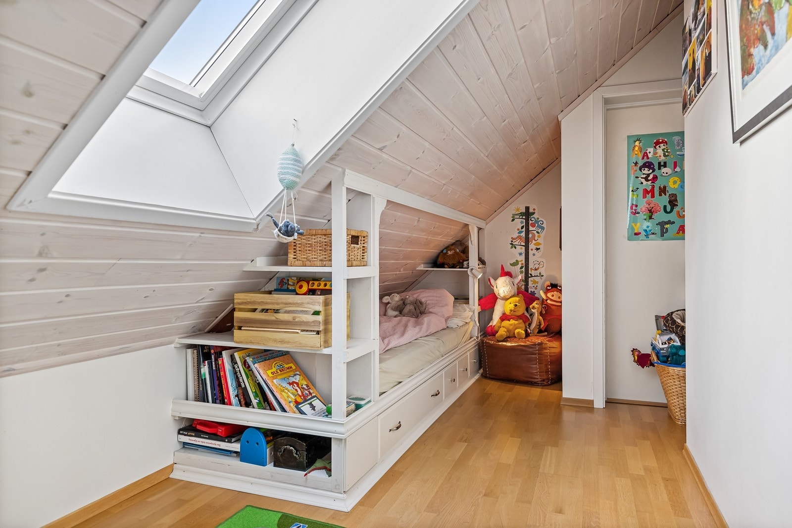 Soverom 2 med innebygget enkeltseng. Evt. plass til ekstra skrivebord o.l. Galleribilde