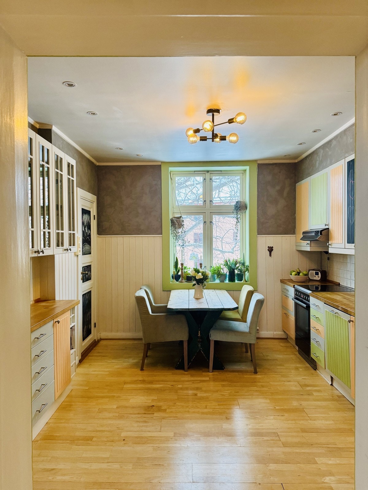 Kjøkkenet er i dag malt som på bildet Galleribilde