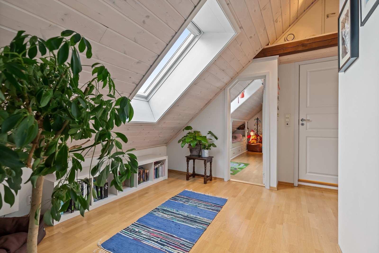 Gang/loftstue i 2. plan med plass til kontorpult, kommode o.l. - Takvindu gir gode lysforhold Galleribilde