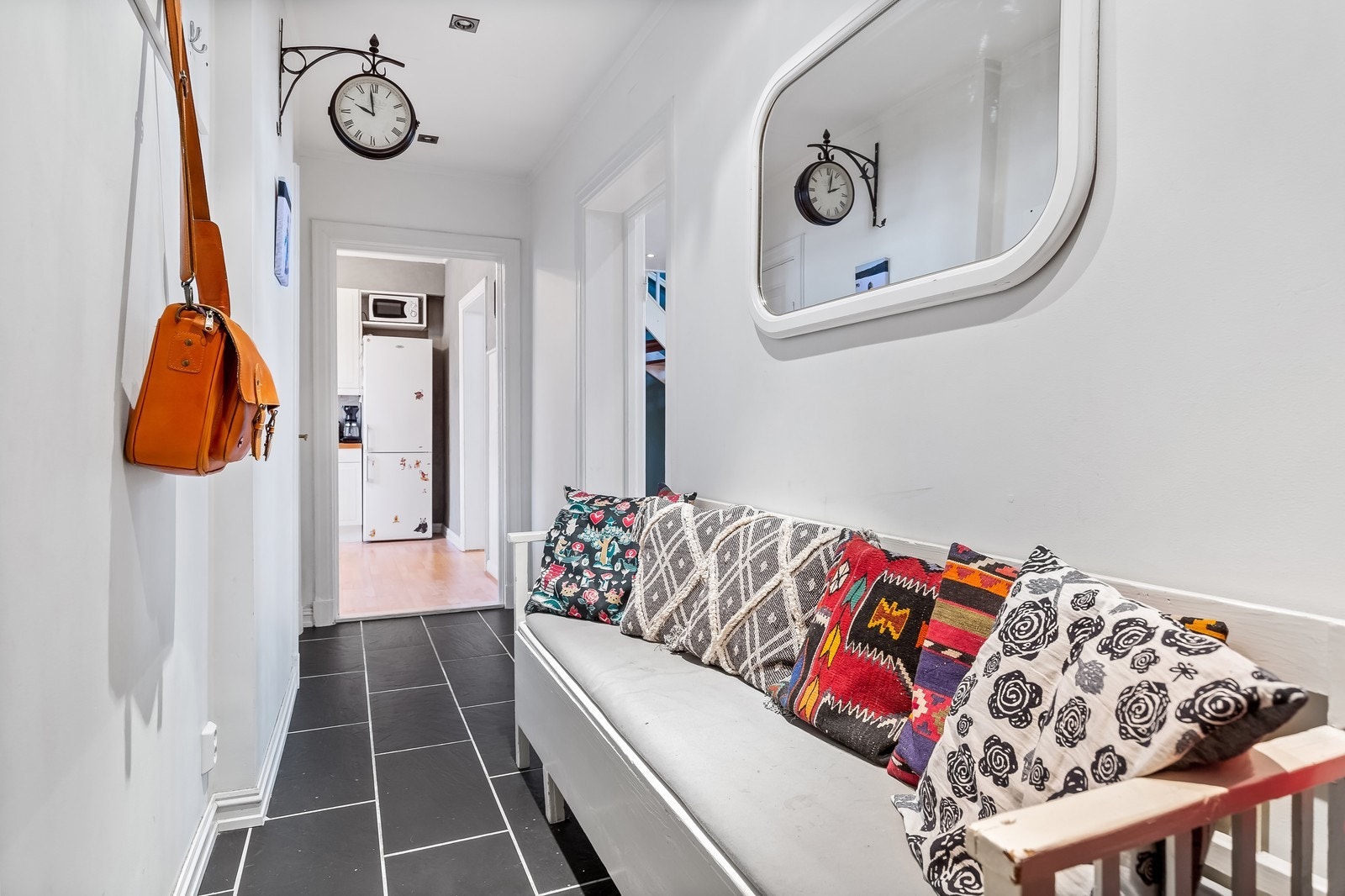 Hyggelig gang med garderobeskap og god plass til yttertøy og sko Galleribilde