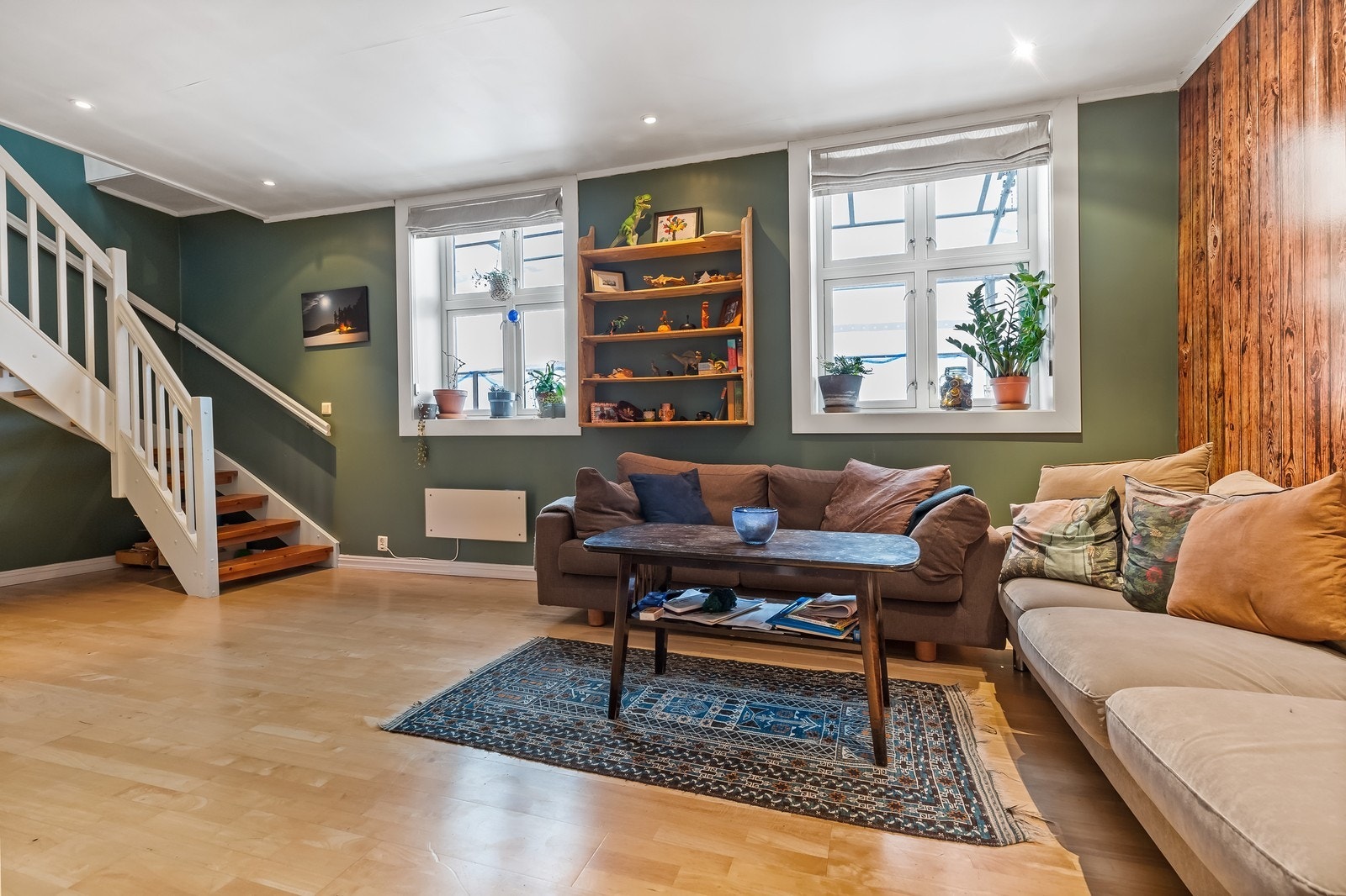 Leiligheten er gjennomgående, store vinduer i stue gir godt med dagslys - Kabel-tv og internett inkl Galleribilde