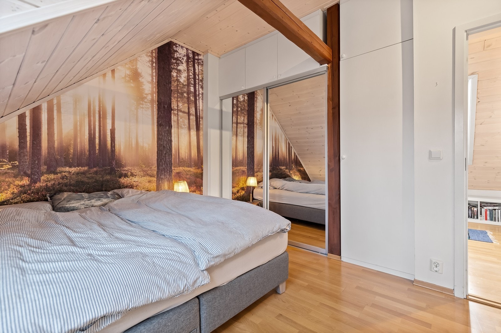 Stor skyvedørsgarderobe på soverom Galleribilde