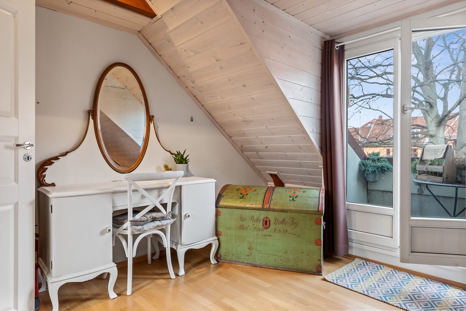 Utgang til luftebalkong som vender mot bakgård fra soverom Galleribilde