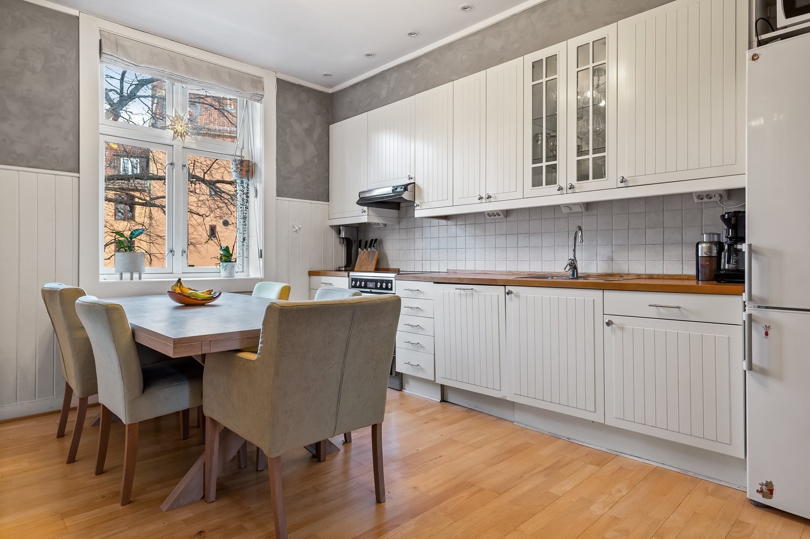 Spisebord og alle hvitevarer medfølger Galleribilde