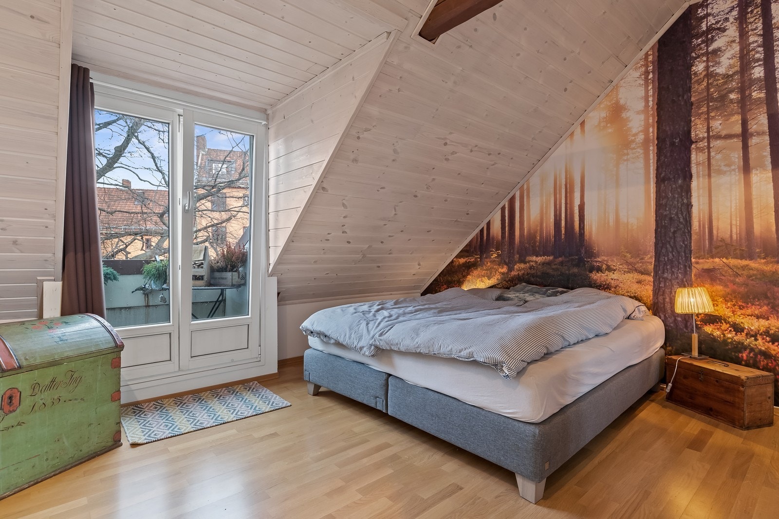 Romslig hovedsoverom med dobbeltseng Galleribilde