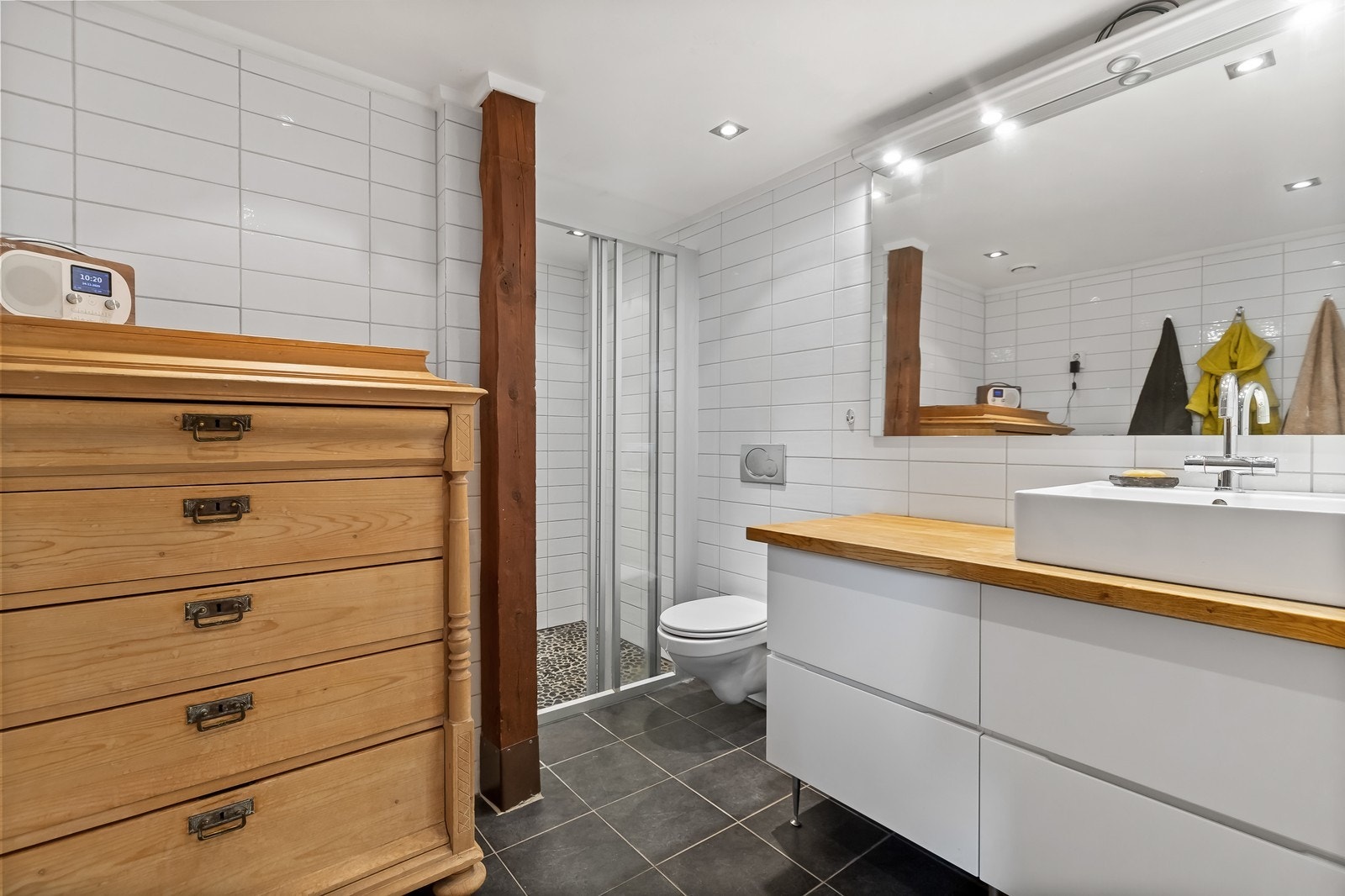 Romslig bad i 2. plan med varmekabler i gulv, stort servantskap og kommode med god lagringsplass Galleribilde