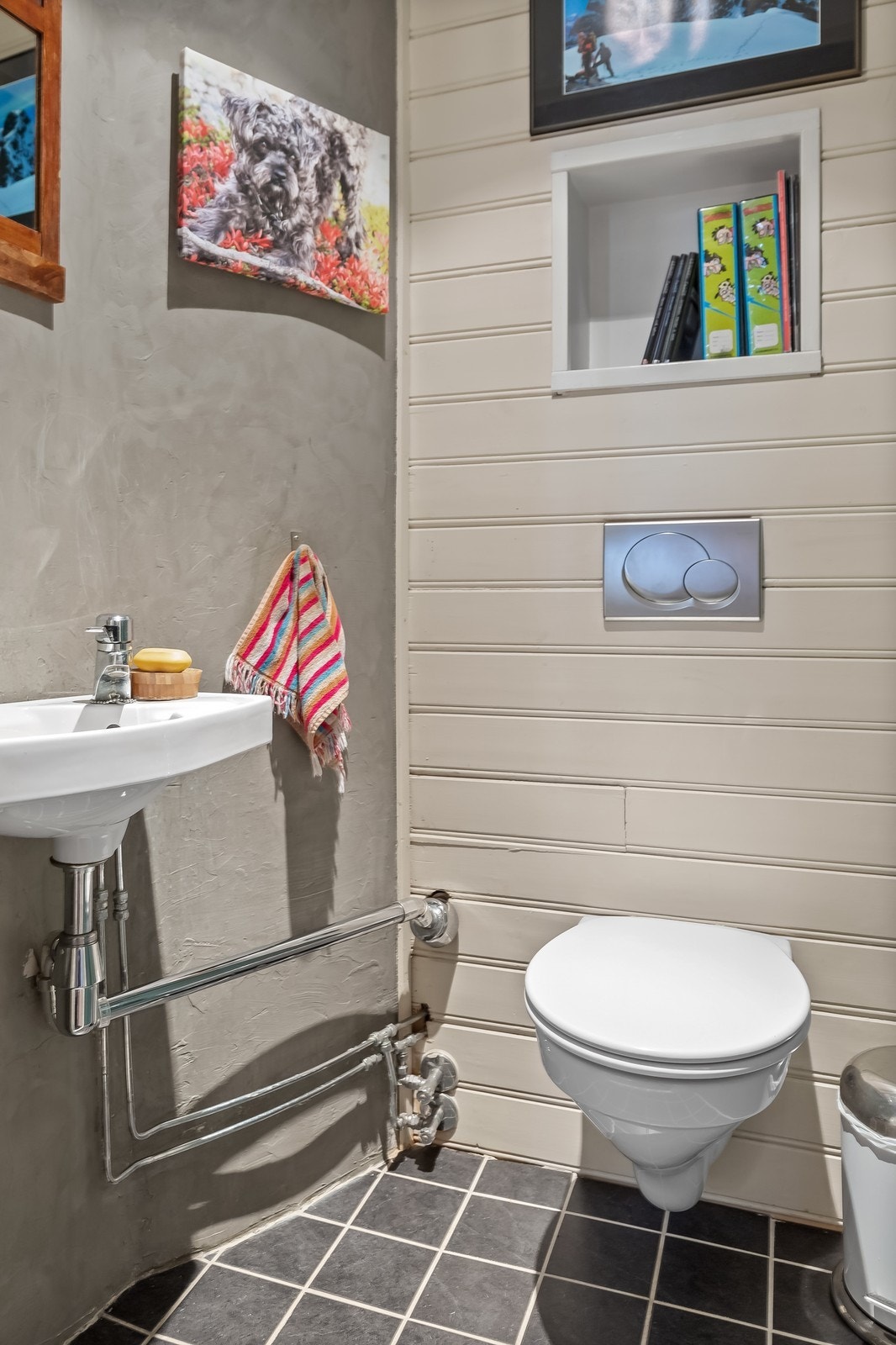 Praktisk gjestetoalett med servant på 1. plan Galleribilde