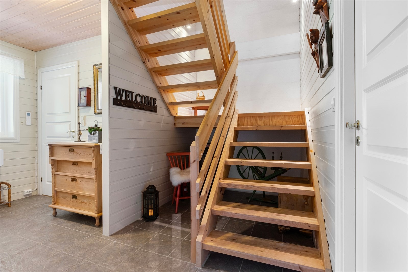 Hall/trappegang. Galleribilde