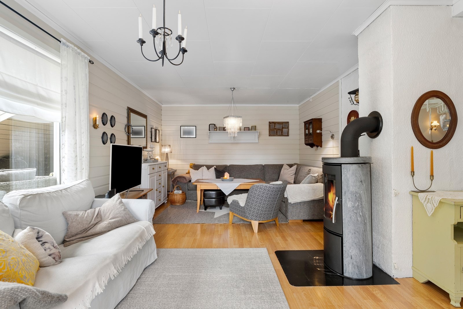 Hovedstue med utgang til stor veranda. Galleribilde