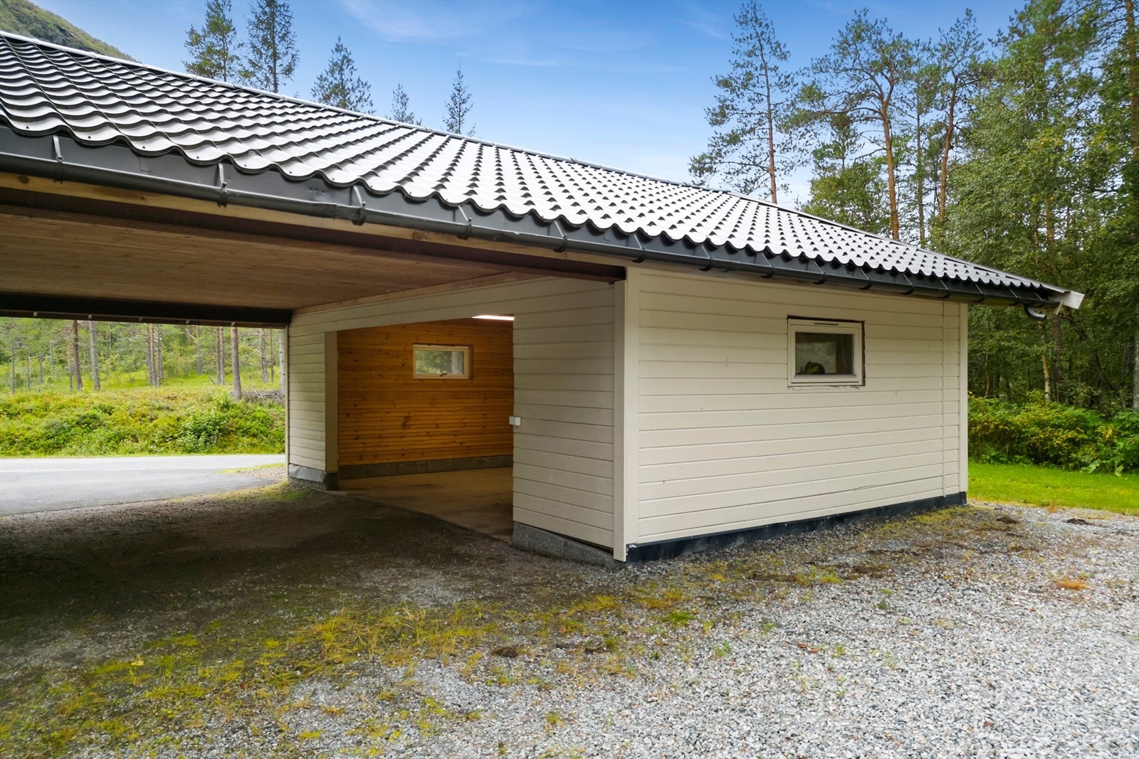 Carport/garasje. Galleribilde