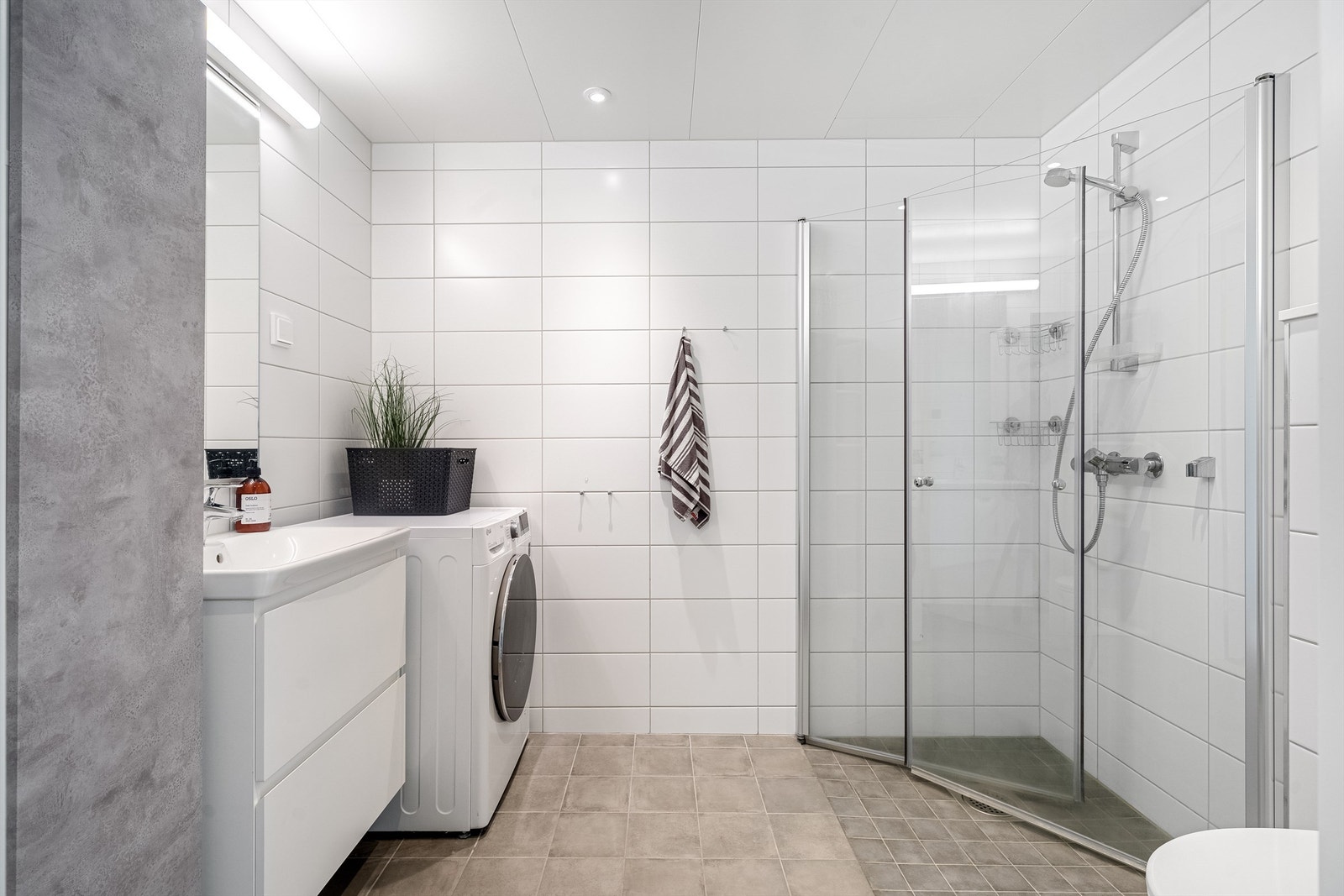 Pent, flislagt bad med vannbåren gulvvarme og opplegg til vaskemaskin. Galleribilde
