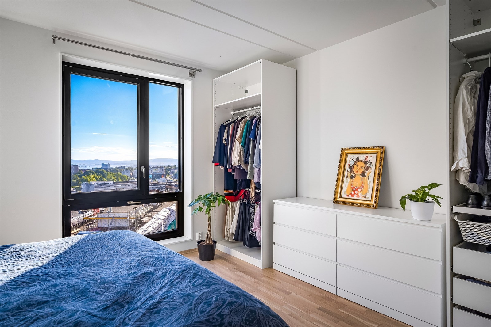 Her er det også god plass til garderobeskap og kommode. Nåværende skap- og skuffeløsning medfølger ikke. Galleribilde