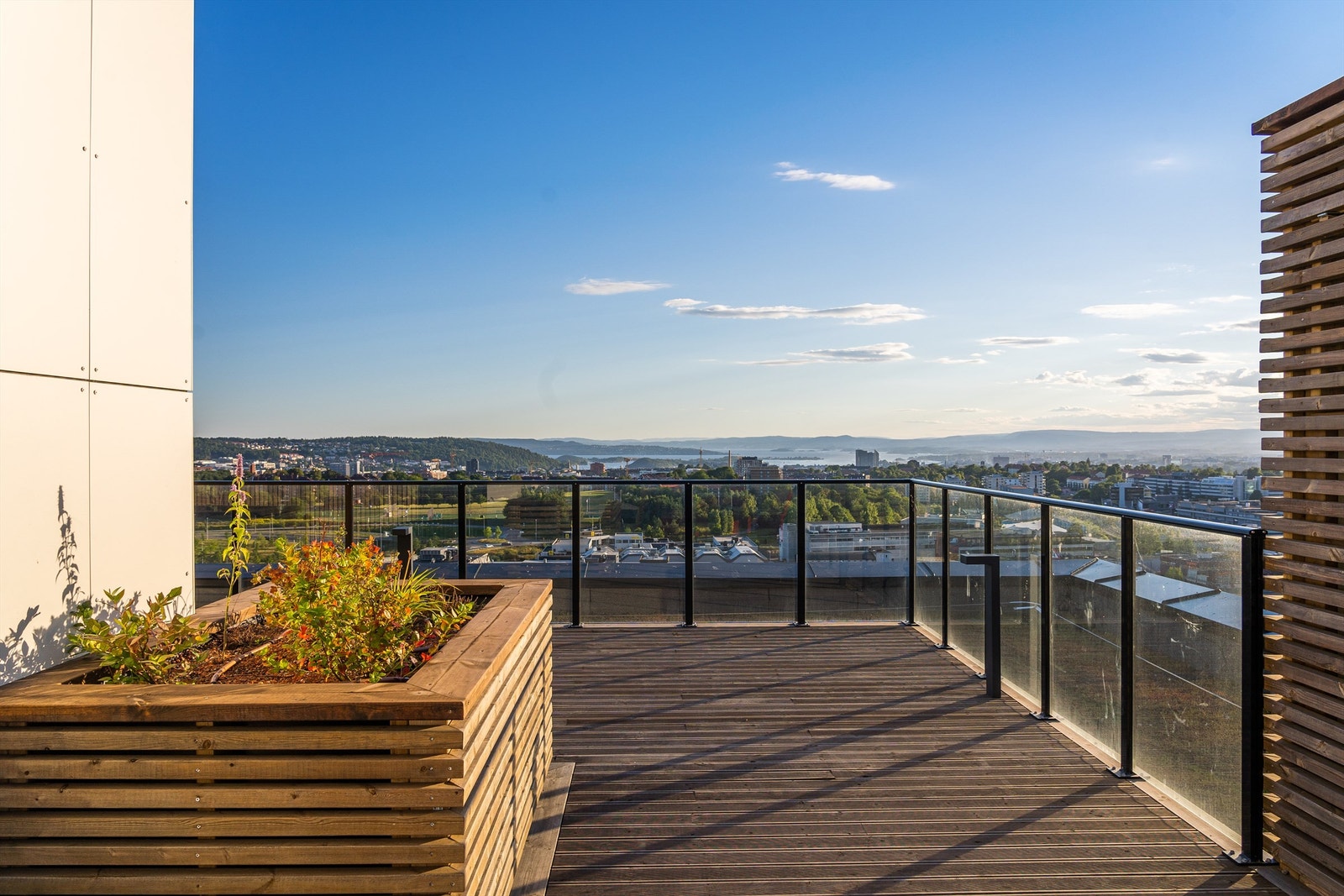 Flott, felles takterrasse i borettslaget, som befinner seg i 15. etasje. Galleribilde
