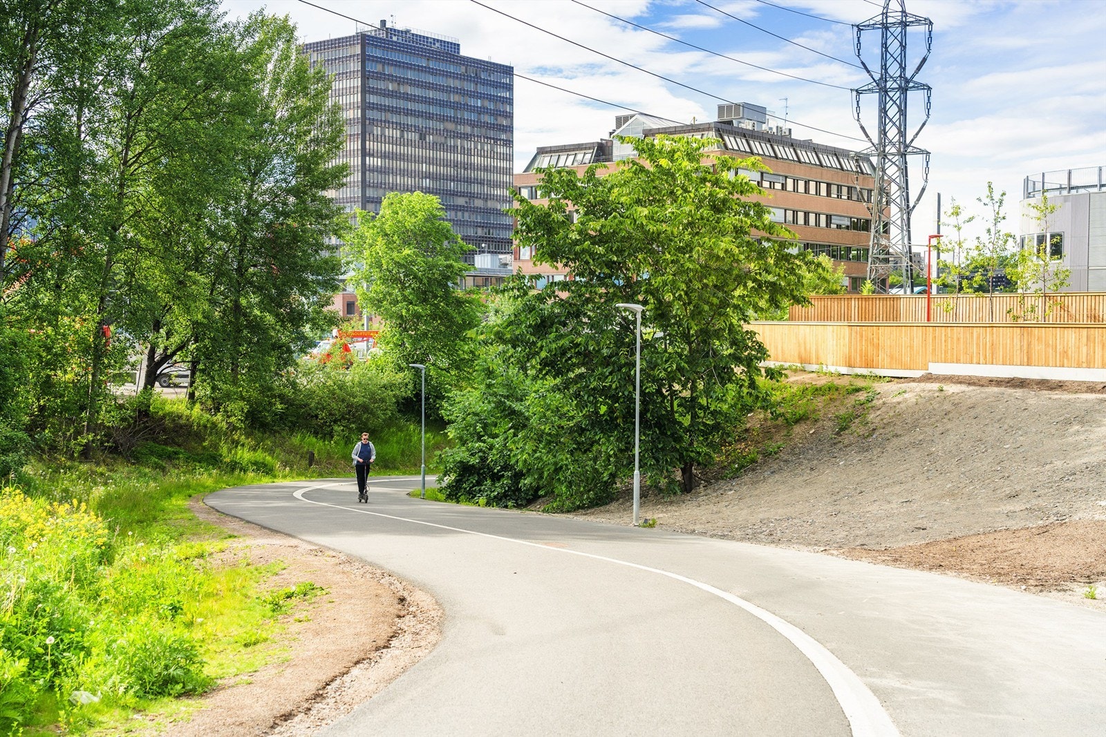 Like ved går det en hyggelig gang- og sykkelvei til Økern T og parkanlegget Valle Hovin. Galleribilde