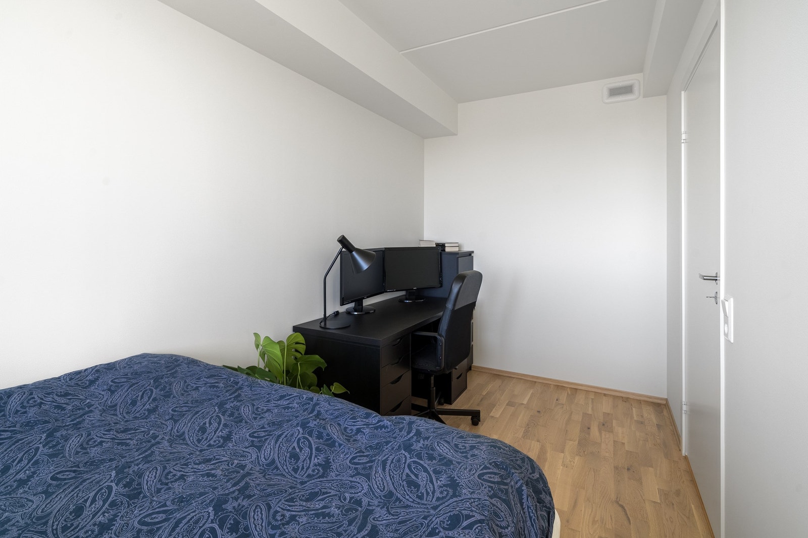 Her kan man innrede til det man måtte trenge av f.eks. gjesterom, kontor eller barnerom. Dette soverommet har adkomst fra stue/kjøkken. Galleribilde