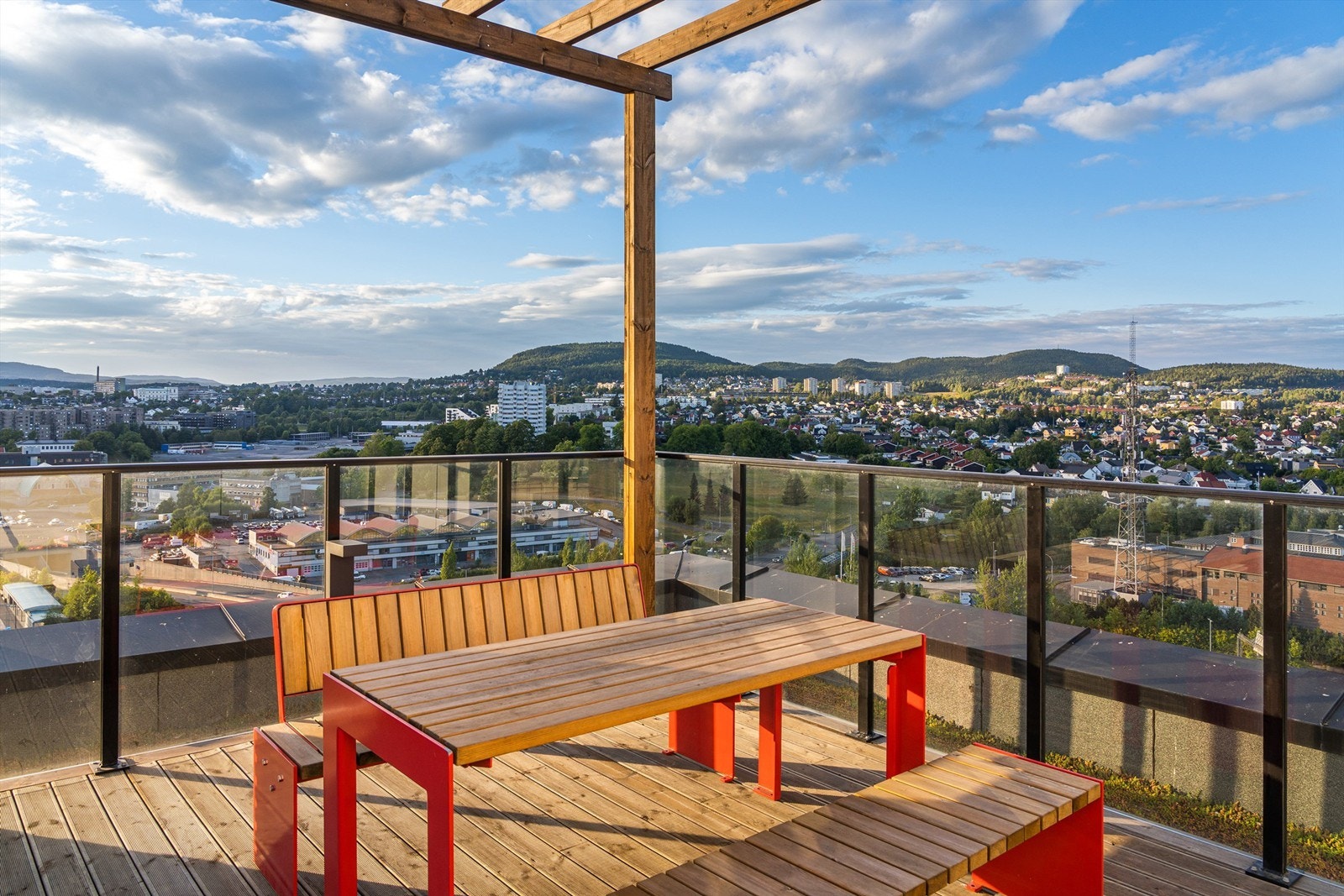Borettslagets takterrasse er innredet med sittegrupper og beplantning. Galleribilde