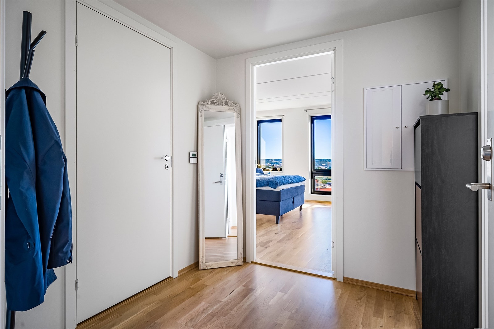 Velkommen inn til denne flotte leiligheten i Selma Ellefsens vei 11F! Fra entréen er det videre adkomst til stue/kjøkken, bad og det ene av leilighetens to soverom. Galleribilde
