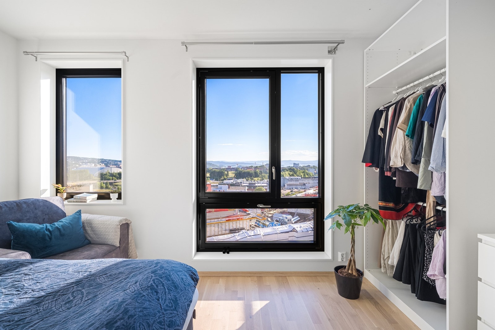 Romslig hovedsoverom med store vinduer vendt mot et hyggelig utsyn. Galleribilde
