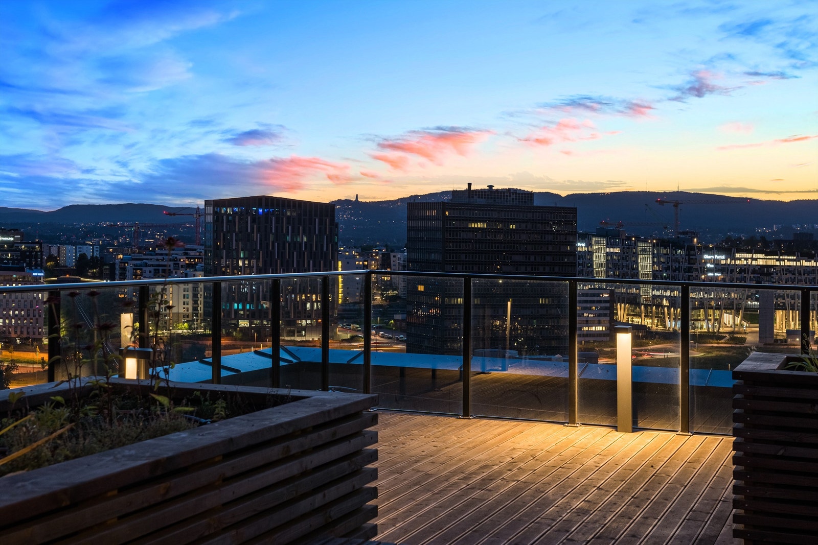 Utsyn mot Holmenkollen fra borettslagets takterrasse. Galleribilde
