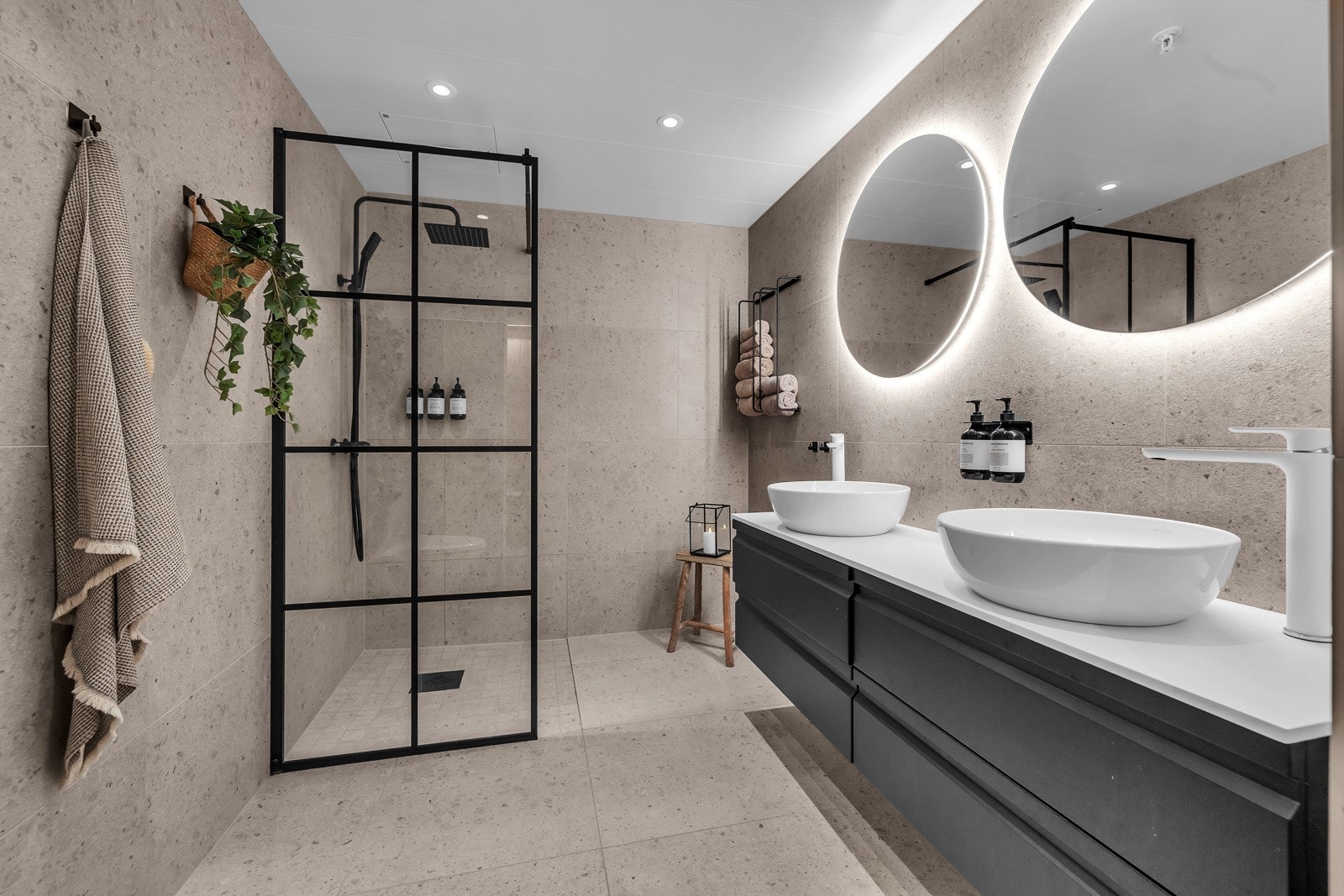 Fin innredning med god lagring i kolonialskuffer Galleribilde