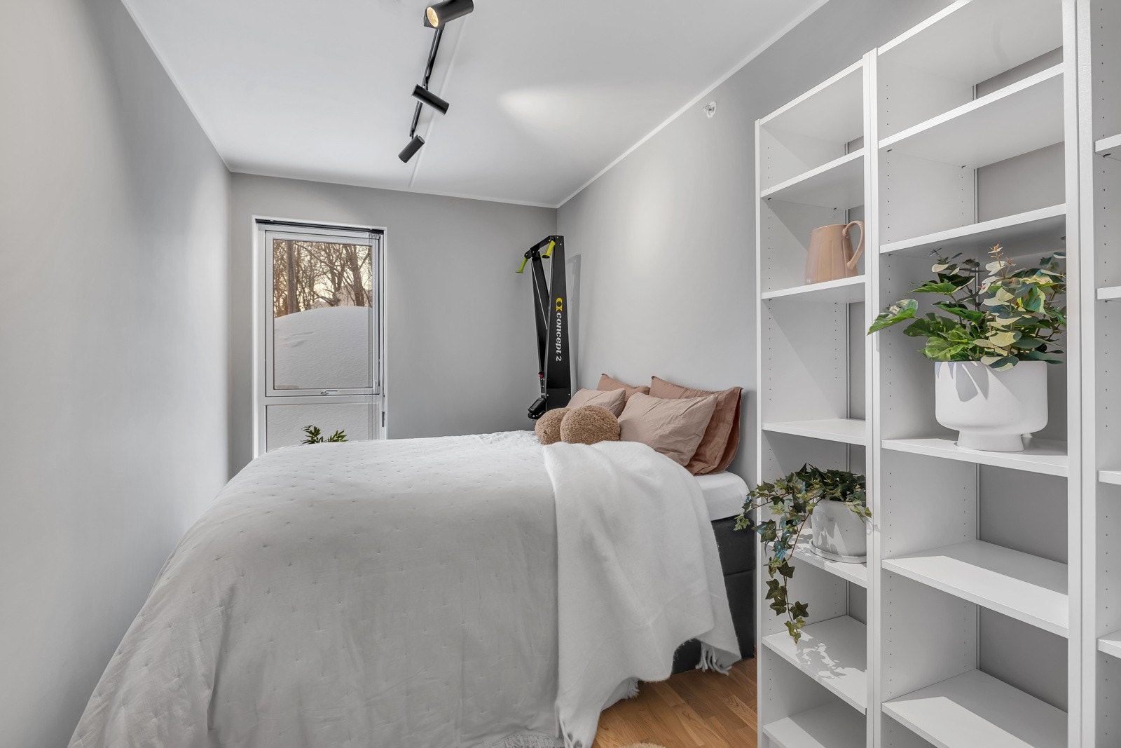 Soverom 3 rommer også fint en dobbeltseng og oppbevaring Galleribilde