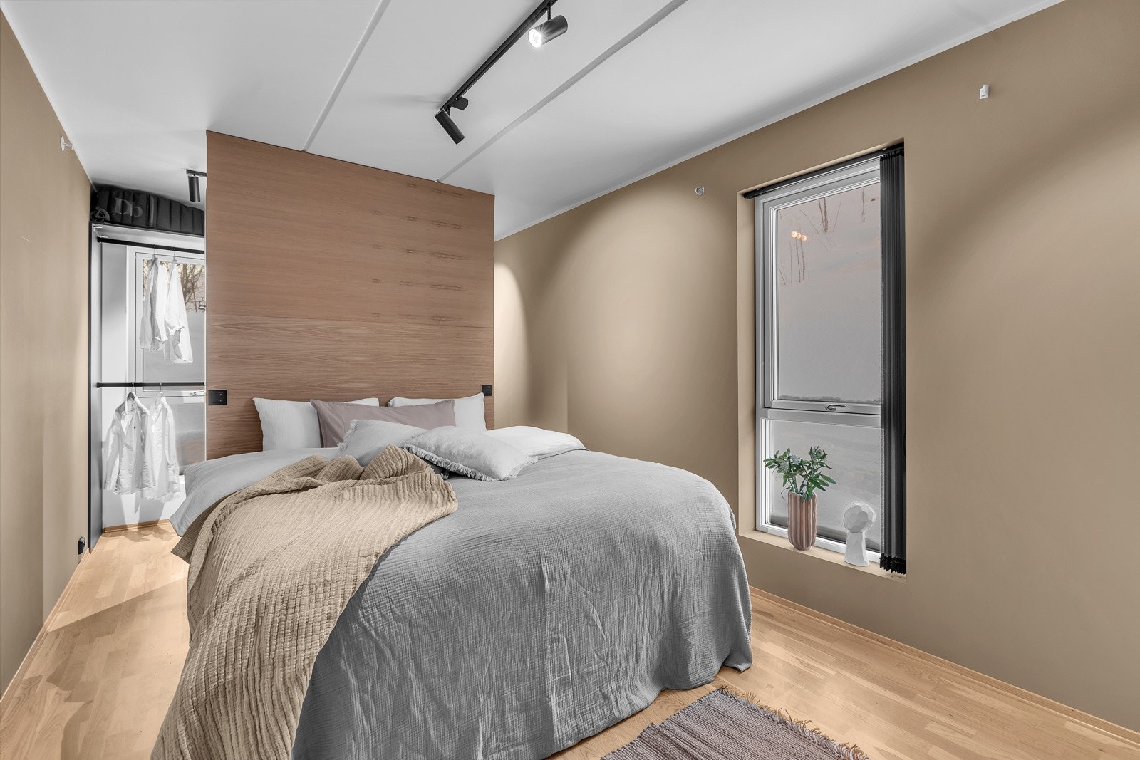 Her er det etablert en flott garderobeløsning bak den takhøye sengegavlen Galleribilde