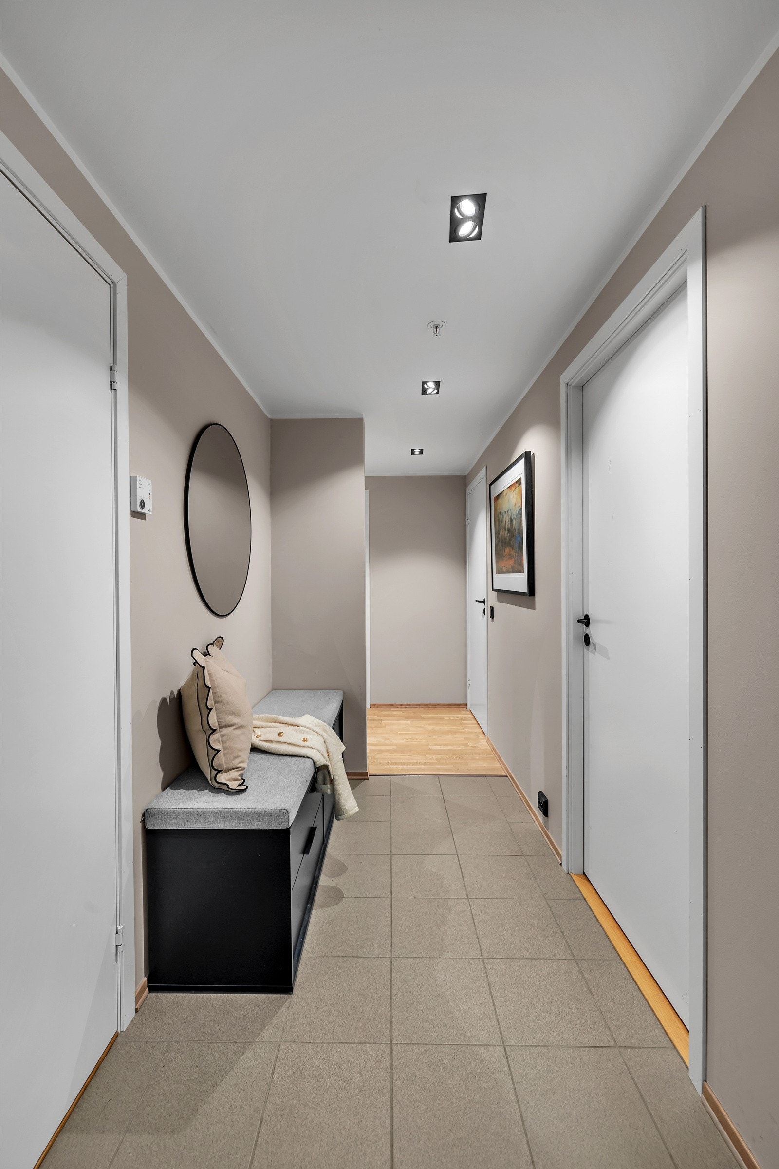 Velkommen inn! Det første som møter deg er dette flotte og flislagte inngangspartiet Galleribilde