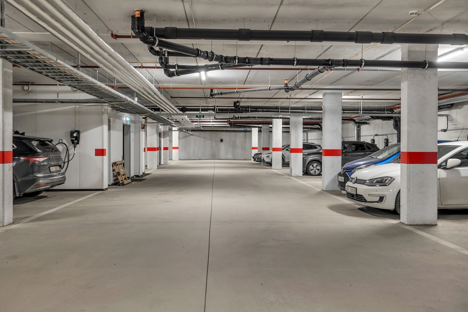 Til leiligheten er det 2 romslige plasser i felles garasjeanlegg Galleribilde