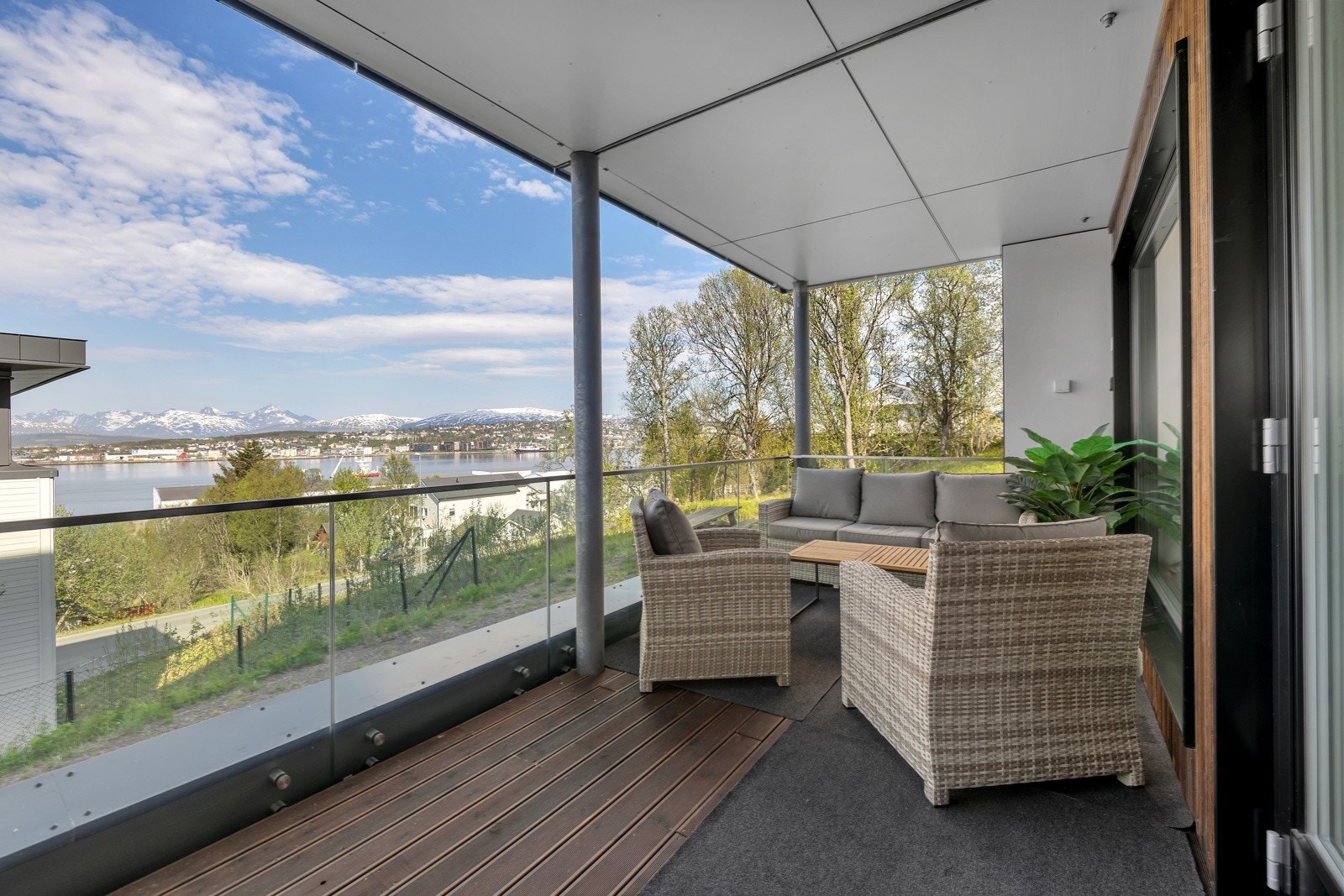 Herfra nytes fin utsikt mot sundet og Tromsøya Galleribilde