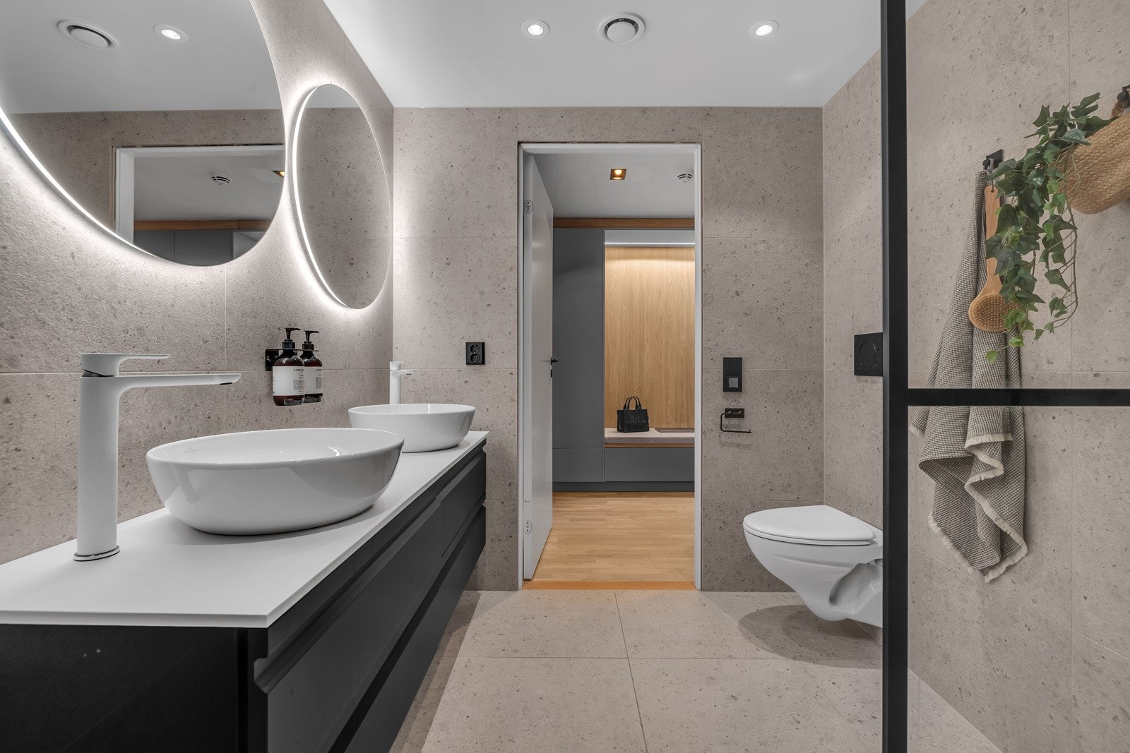 Hovedbadet er lekkert, oppgradert og svært innbydende Galleribilde