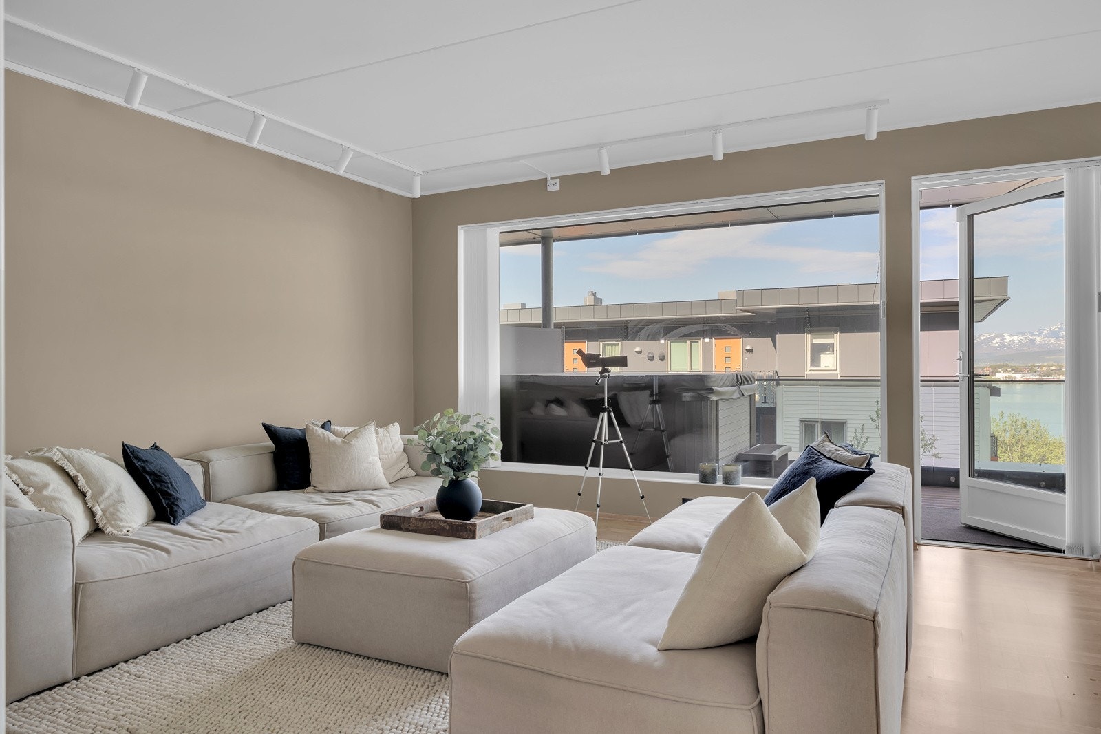 Fra dagligstuen går du ut til en stor og overbygget veranda Galleribilde