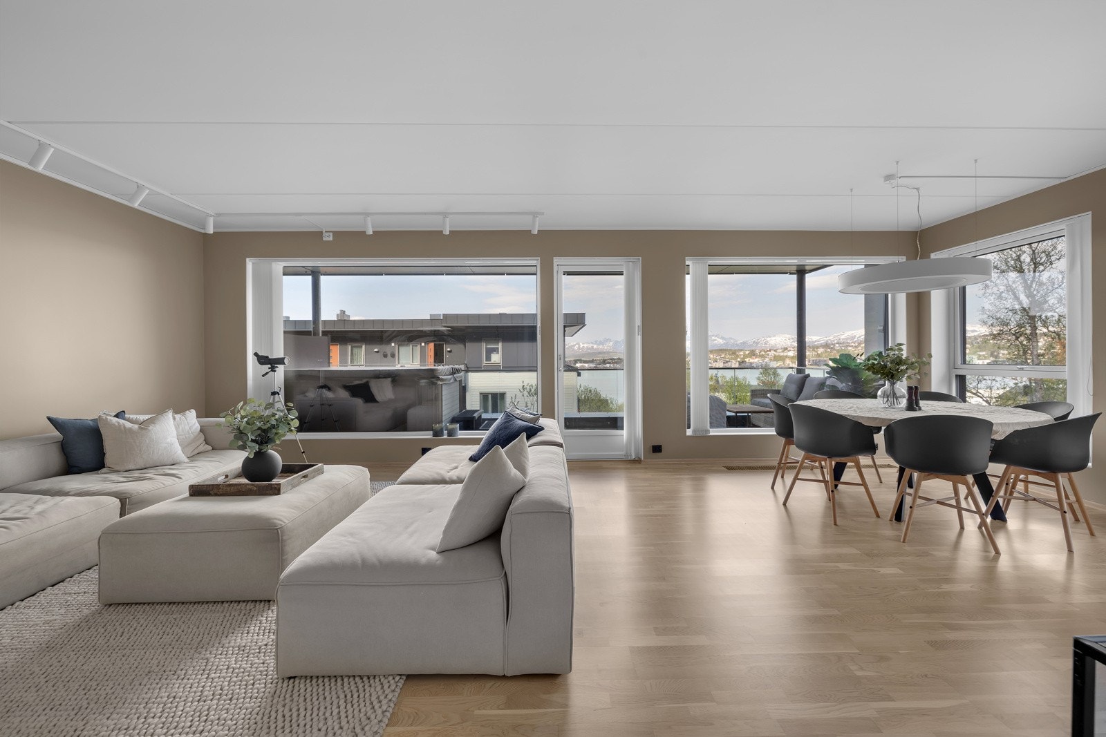 Tilbake i stuen ser du også at du finner fin plass til spisestue Galleribilde