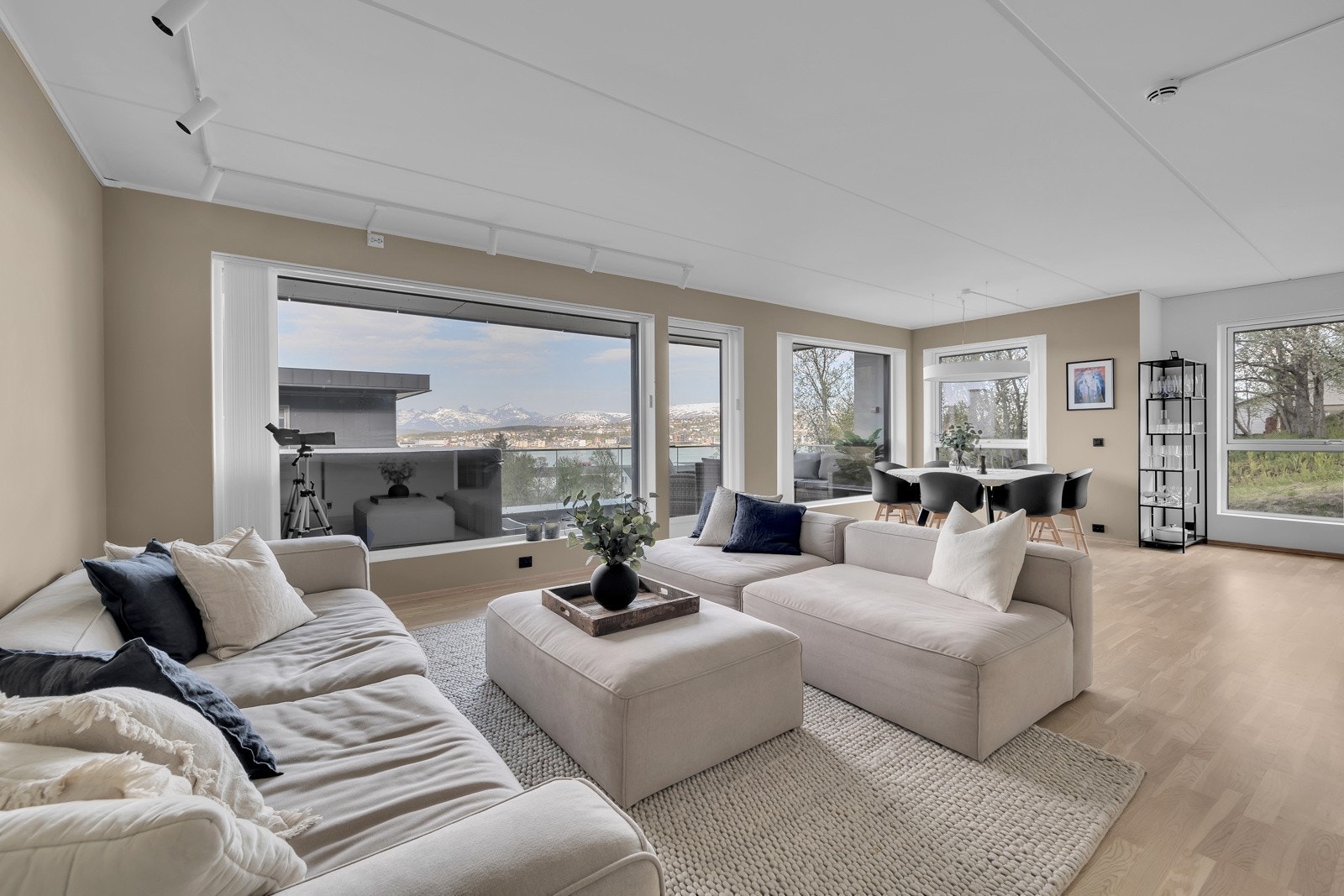 Slipelvvegen 35 er en svært romslig, tilbaketrukket og flott beliggende 4-roms selveier Galleribilde