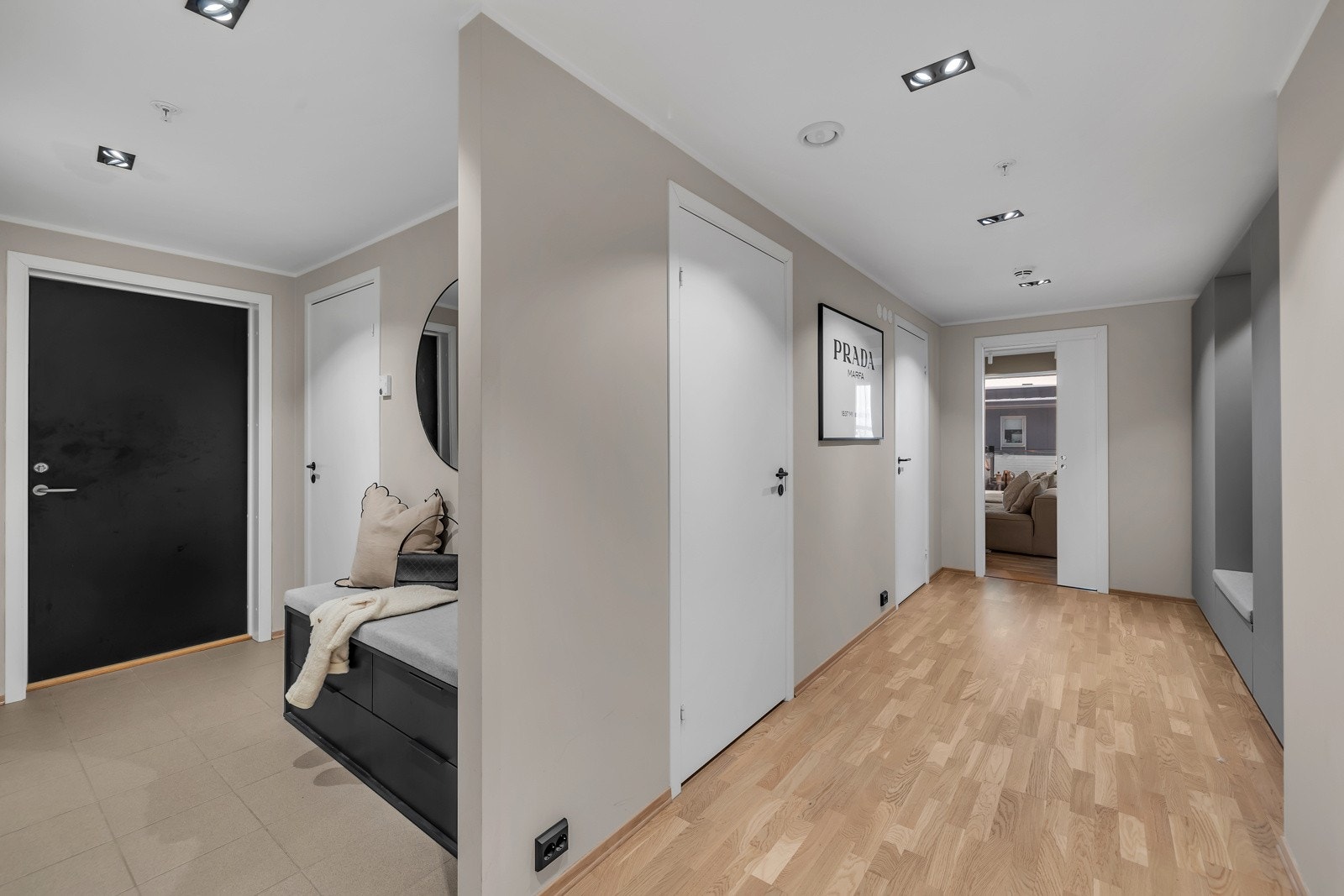 Fra inngangspartiet ledes du til soverom, vaskerom og videre inn til hallen Galleribilde