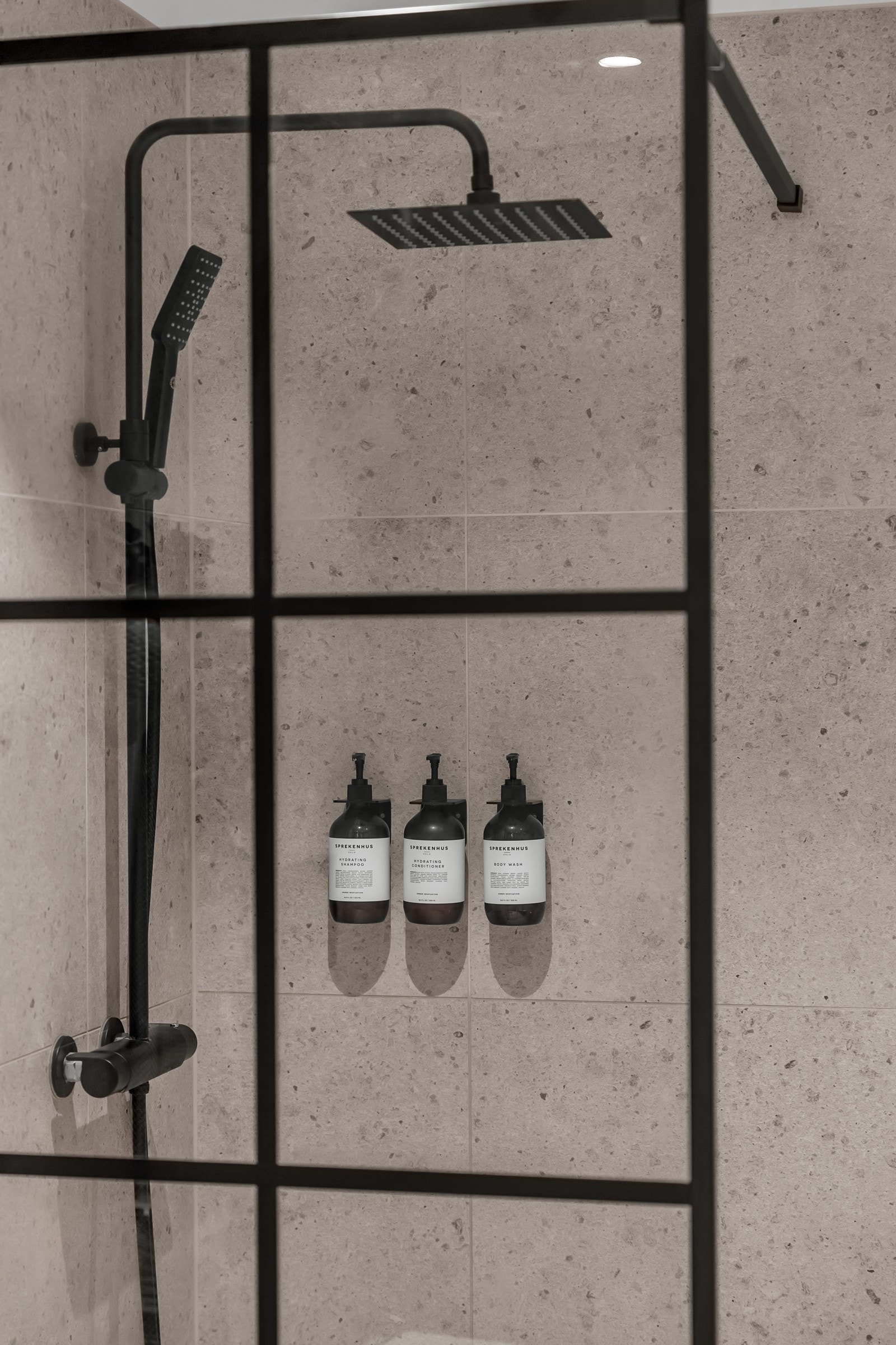 Flott dusj med mørke detaljer Galleribilde